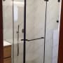 מקלחון זכוכית עם דלתות שקופות וברז מקלחת