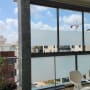חלונות אלומיניום עם זכוכית חלבית במרפסת