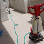 מכונת ניקוי אדומה וצינור ירוק על רצפה