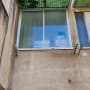 חלון אלומיניום עם תריסים במרפסת בניין