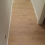 רצפת עץ חדשה במסדרון עם קירות לבנים