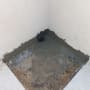 איטום פינה עם חומר אפור על רצפה