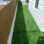 דשא סינתטי בחצר עם גדר במבוק