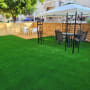 דשא סינתטי, פרגולה, שולחן וכיסאות בגינה