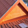 גג רעפים חום עם מבנה משולש קטן