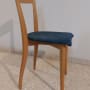 כיסא עץ עם ריפוד מושב כחול