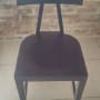 כיסא עץ כהה עם משענת גב מרובעת