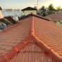 גג רעפים אדום עם אנטנה סולארית ודודי שמש