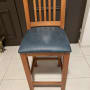 כיסא עץ עם ריפוד מושב כחול כהה