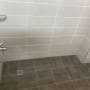 מקלחת עם אריחים חדשים וברז מותקן
