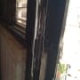 דלת מתכת עם סימני חלודה ונזק