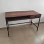 שולחן עץ עם מגירה ורגלי מתכת