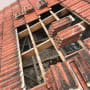 רעפים כתומים מונחים על גג בתהליך תיקון