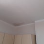 כתם רטיבות על תקרה צבועה