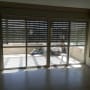 חלונות אלומיניום עם תריסים סגורים למחצה