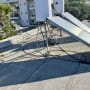 גג עם קולטי שמש וצינורות חשופים