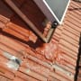 תיקון גג רעפים עם חומר איטום כתום