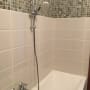 אמבטיה עם אריחים חדשים וברז מקלחת מותקן