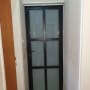דלת אלומיניום עם זכוכית חלבית
