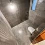 חדר אמבטיה בשיפוץ עם קירות ורצפה חדשים