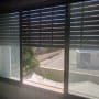 חלון אלומיניום עם תריסים פתוחים למחצה