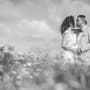זוג מצולם בשדה פרחים בשחור-לבן
