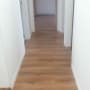 רצפת פרקט עץ במסדרון ביתי