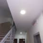 תאורת תקרה חדשה במסדרון עם מדרגות ומעלית
