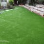 דשא סינתטי עם אבני מדרך בגינה