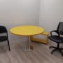 חדר עם שולחן עגול צהוב ושני כיסאות