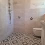 שיפוץ חדר אמבטיה עם אריחים חדשים ומקלחת מותקנת