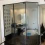 מקלחון זכוכית עם דלתות שקופות בחדר אמבטיה