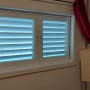 חלון אלומיניום עם תריסים סגורים