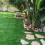 דשא סינתטי, צמחים, אבנים בגינה
