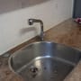 כיור נירוסטה עם ברז במטבח