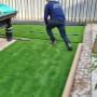 התקנת דשא סינתטי בגינה עם כלים ועובד