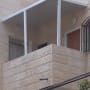 מרפסת עם גג אלומיניום ותמיכה