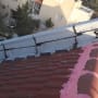 איטום גג עם חומר שחור וורוד על רעפים