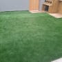 דשא סינתטי בחצר עם מחסן עץ קטן