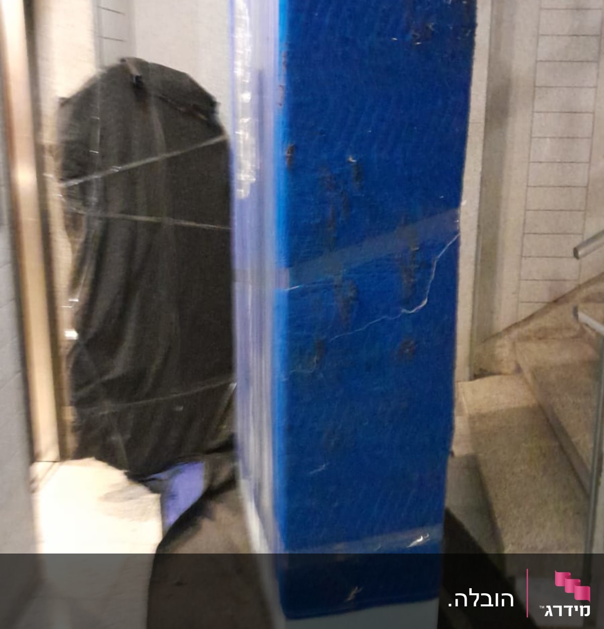 ארון עטוף בניילון כחול ליד מעלית