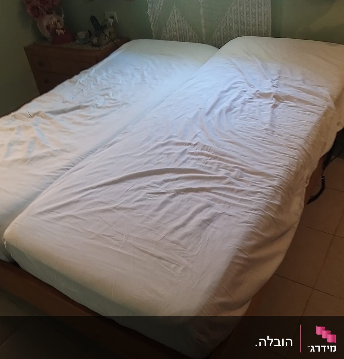 שתי מיטות יחיד מחוברות עם מצעים לבנים