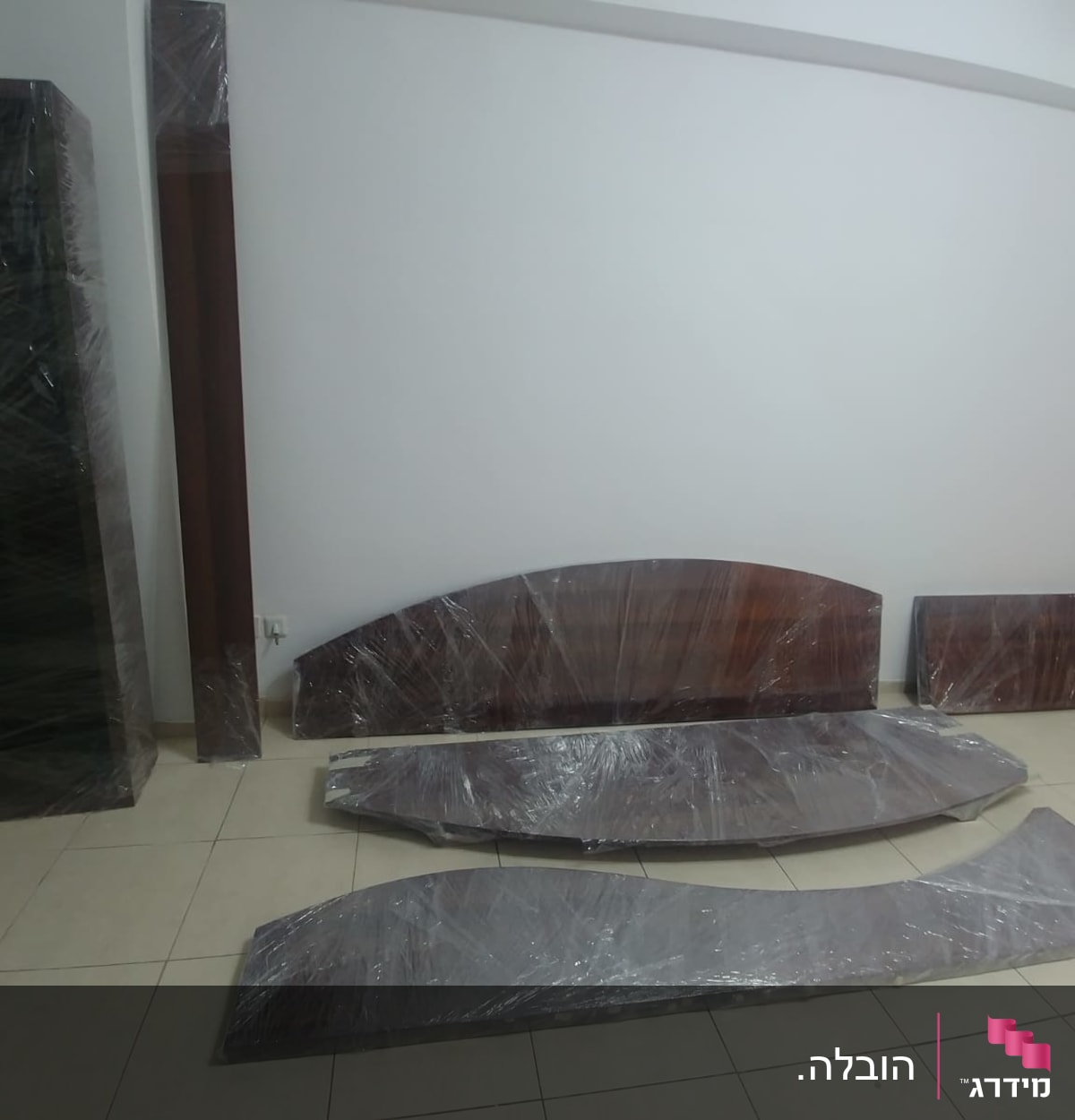 חלקי רהיטים עטופים בניילון מוכנים להובלה