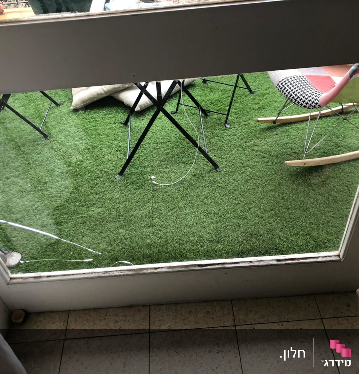 דלת זכוכית עם סדק בתחתית