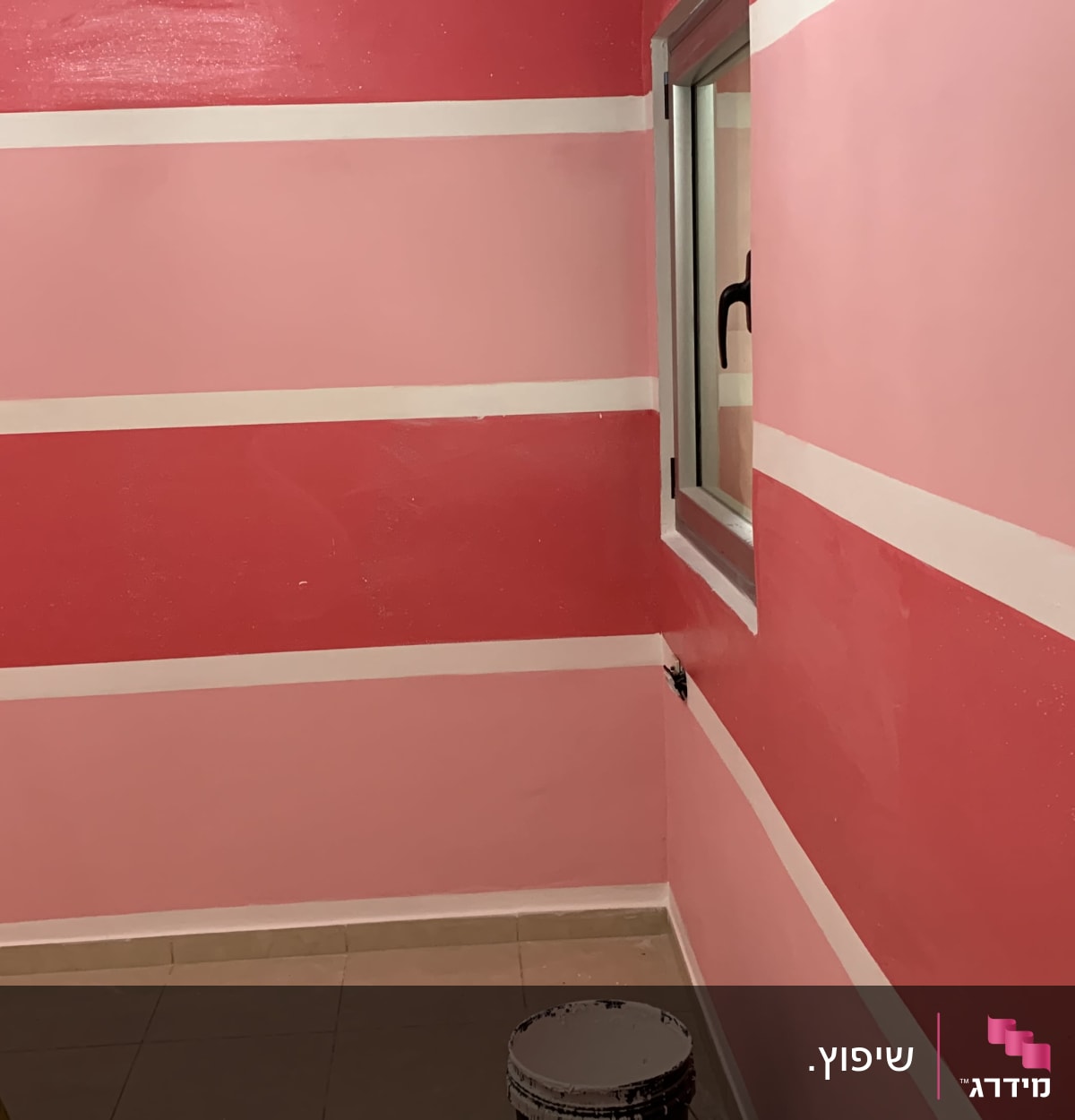 קירות צבועים בפסים ורודים ולבנים, סולם ודלי צבע