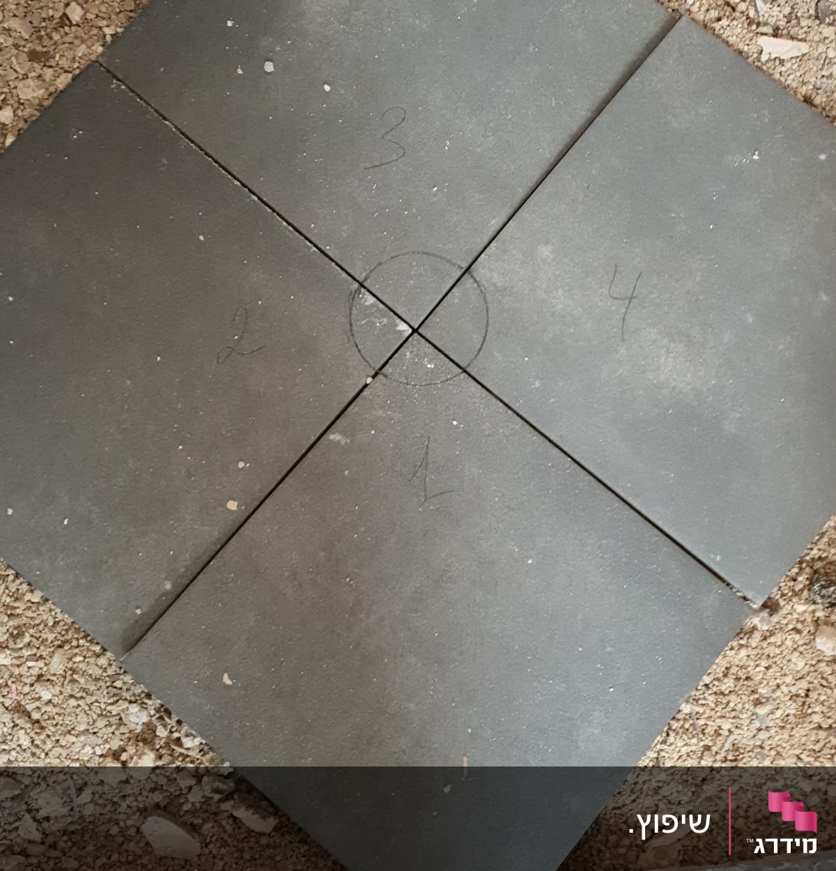 אריחים מונחים על אדמה במהלך שיפוץ