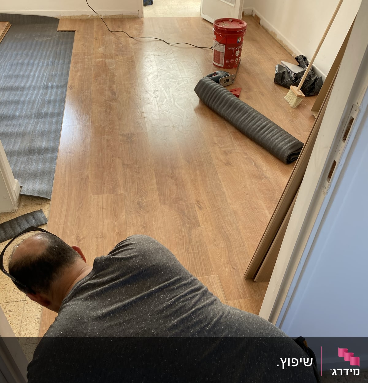 התקנת רצפת פרקט, גליל בידוד, דלי צבע