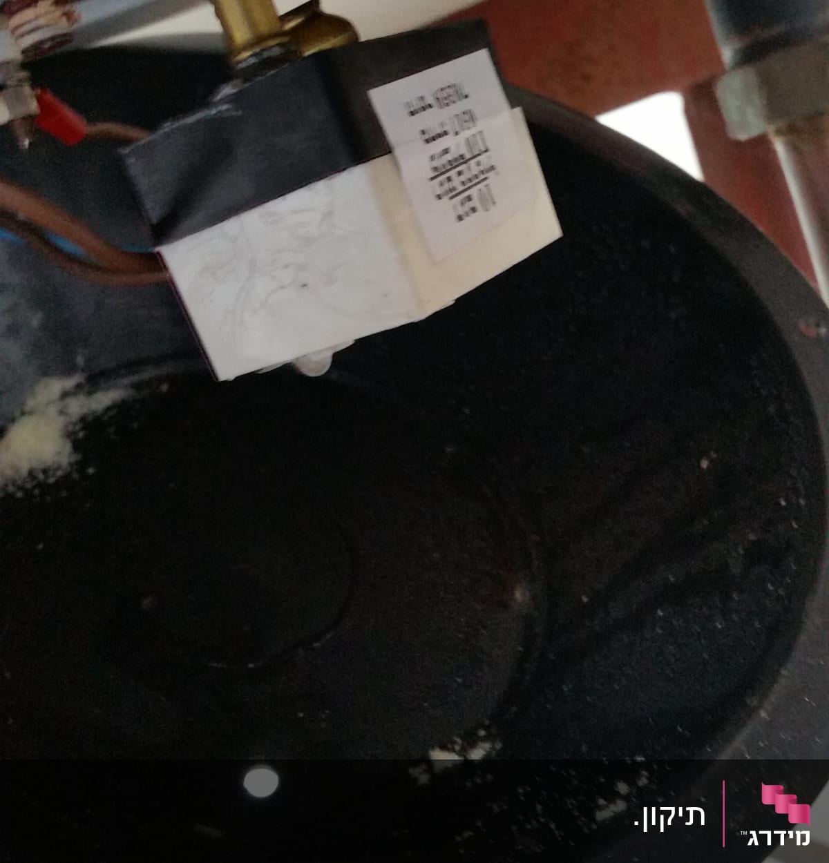 חוטי חשמל מחוברים לרכיב מתכתי עם ברגים