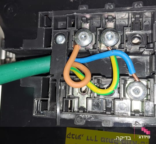 חיבורי חשמל עם חוטים צבעוניים וברגים