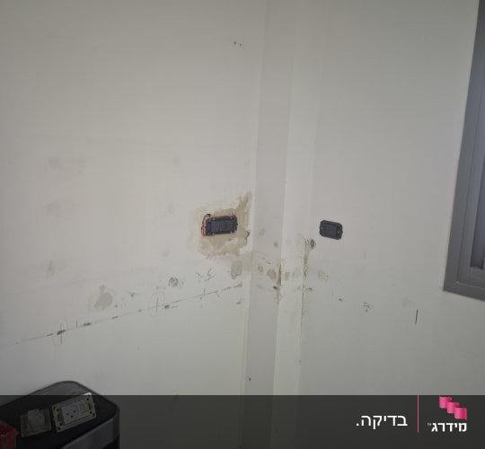 שקעי חשמל מותקנים על קיר לבן