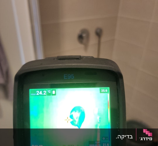 מצלמה תרמית מציגה חום על קיר חדר אמבטיה